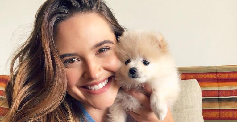 Juliana Paiva encanta fãs com vídeo antigo de seu cachorrinho: ”Que coisa mais fofa!”