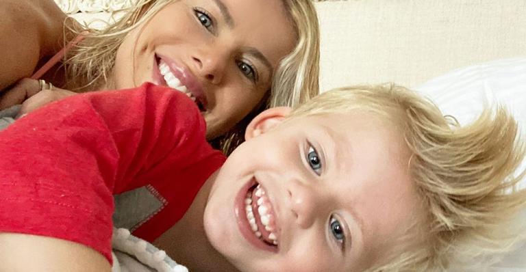 Karina Bacchi fala sobre sono desregulado na quarentena e encanta com vídeo do filho