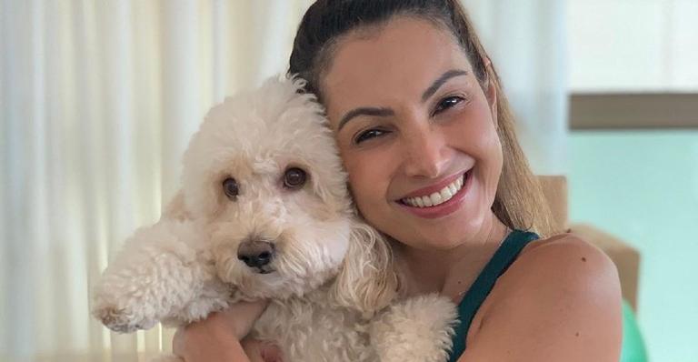 Patrícia Poeta dá uma pausa nos trabalhos para tomar um sol ao lado de seu cachorrinho