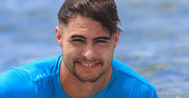 Ao lado de uma prancha, Rafael Vitti relembra infância na praia e encanta web: ”Que lindinho”