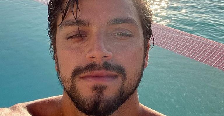 Rodrigo Simas compartilha cliques em cachoeira para homenagear o Dia da Terra