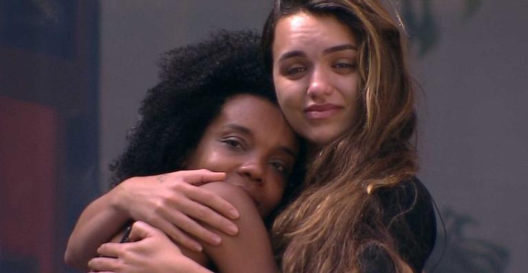 BBB20: Thelma se emociona com música e é abraçada por Rafa