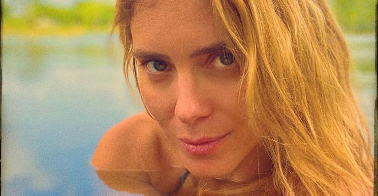 Carolina Dieckmann encanta ao mostrar a realidade de sua quarentena: ”Pós faxina de biquíni”
