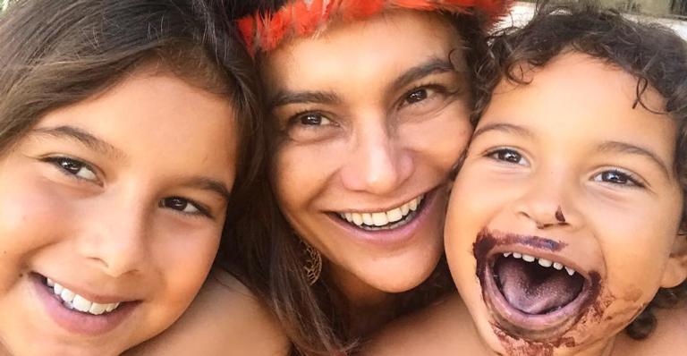 Dira Paes parabeniza o filho mais velho com foto da família: ”Te amo demais”