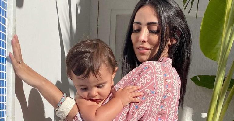 Jade Seba veste o filho com fantasia para celebrar seus 11 meses e se declara nas redes sociais