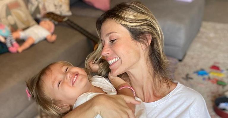 Juliana Didone celebra dois anos da filha, Liz: ”É mágico a sua existência na minha vida”