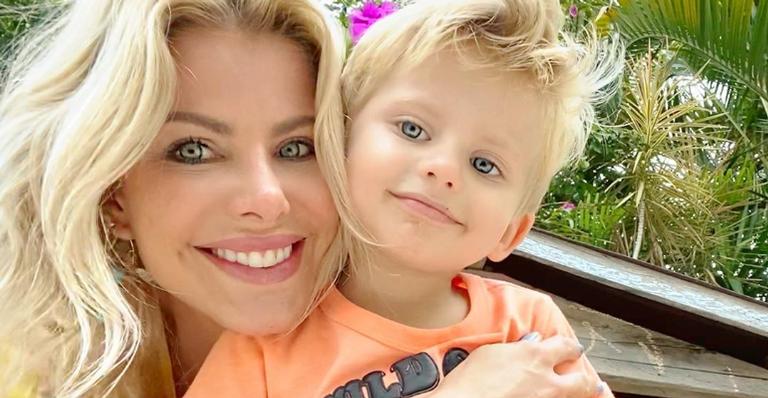 Karina Bacchi compartilha momento de diversão com o filho e fãs se derretem: ”Lindos”
