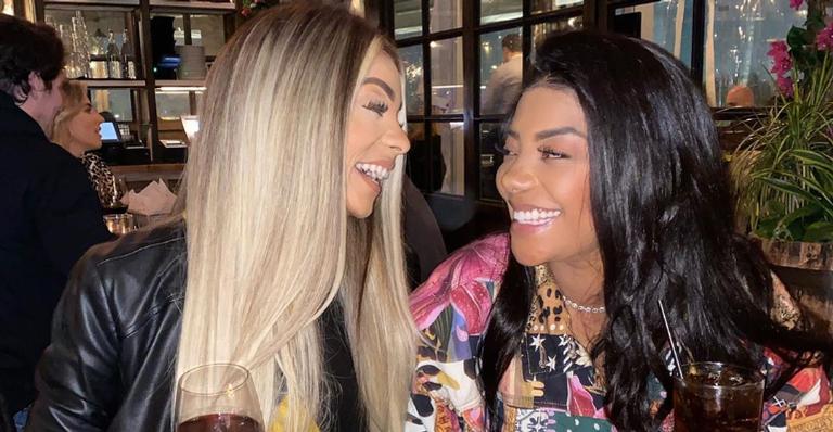 Ludmilla faz clique divulgando sua live e recebe declaração da esposa: ”Dona do meu coração”