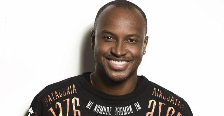 Thiaguinho fala sobre ansiedade antes de live show: ”Saudades de cantar”