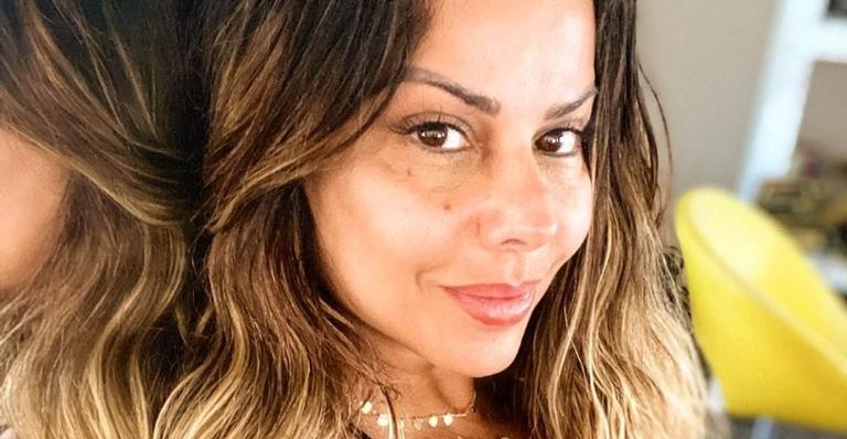 Ao se preparar para tomar sol em casa, Viviane Araujo exibe boa forma em clique descontraído