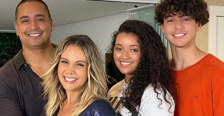 Pai de dois, Xanddy comenta rumores de gravidez de Carla Perez e fãs se animam: ”Vem neném?”