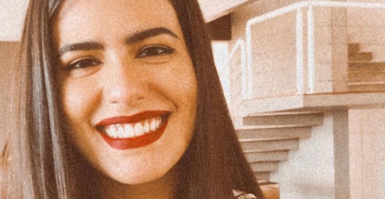 Antonia Morais publica foto empinando o bumbum em posição inusitada e brinca: ”A lordose grita”