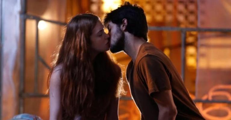 Eliza comete gafe em ensaio e é salva por Jonatas em ‘Totalmente Demais’