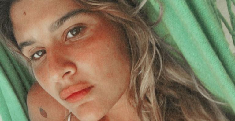 Giulia Costa surge tomando sol em sua varada e agradece: ”O bem que cê me faz”