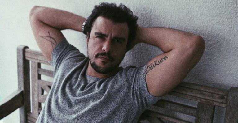 Joaquim Lopes surpreende fãs ao posar com os homens de sua família: ”DNA bom né, meu filho?”