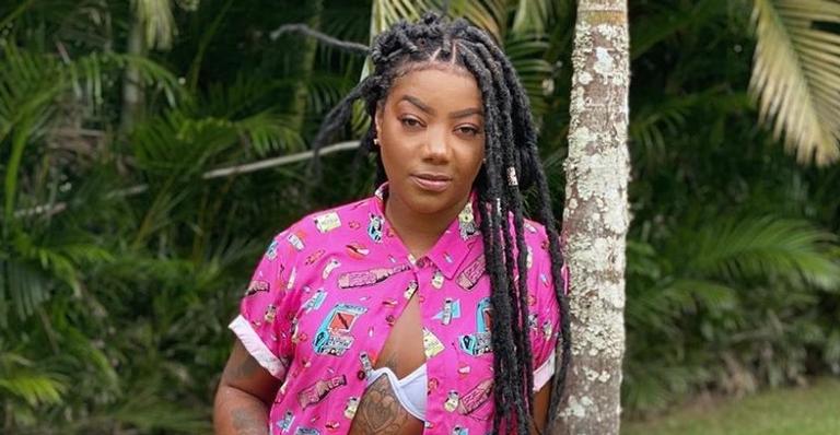 Completando 25 anos, Ludmilla compartilha clique ousado e deseja parabéns a si mesma na web