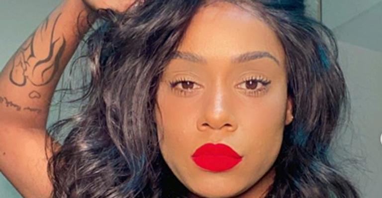 Mc Rebecca exibe estrias e desabafa: ”Passou da hora de naturalizar”