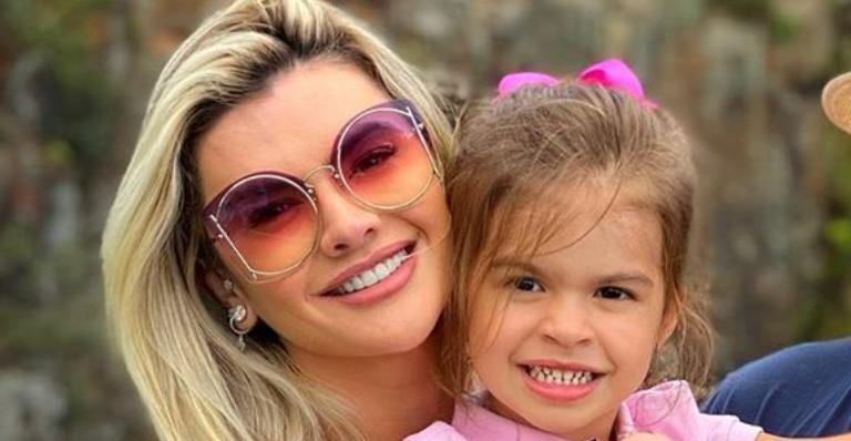 Mirella Santos tem tarde divertida com a filha e se derrete: ”Minha princesa”