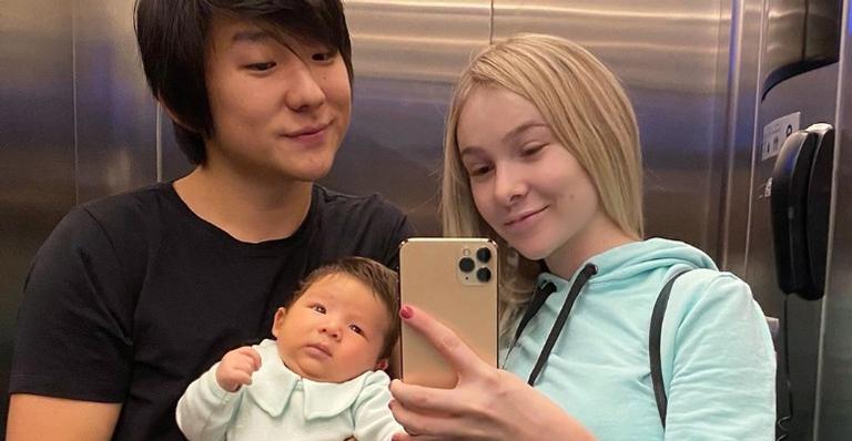 Pyong encanta ao flagrar momento entre a esposa e o filho: ”Cenas do cotidiano”