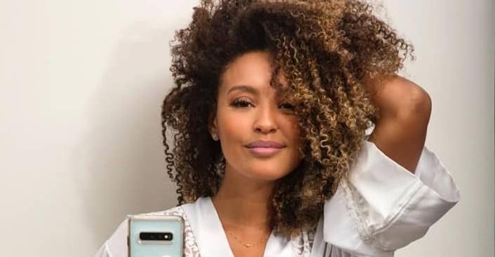 Sheron Menezzes posta foto só de toalha e brinca: ”Escolher um look para sextar em casa”