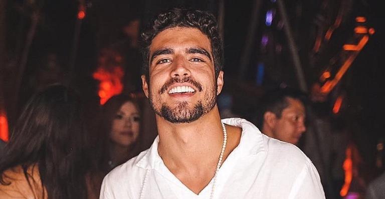 Caio Castro relembra foto de quando saltou de paraquedas e lamenta: ”Saudade de voar”