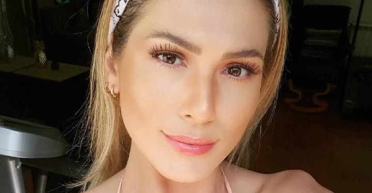 Lívia Andrade aproveita a quarentena para tomar um  sol e arranca elogios em foto de biquíni
