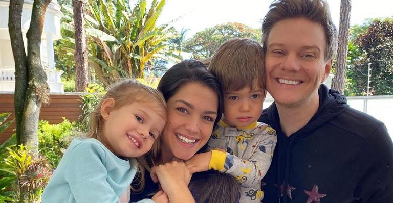 Thais Fersoza, Michel Teló e os filhos aproveitam a quarentena para começar preparativos de Natal