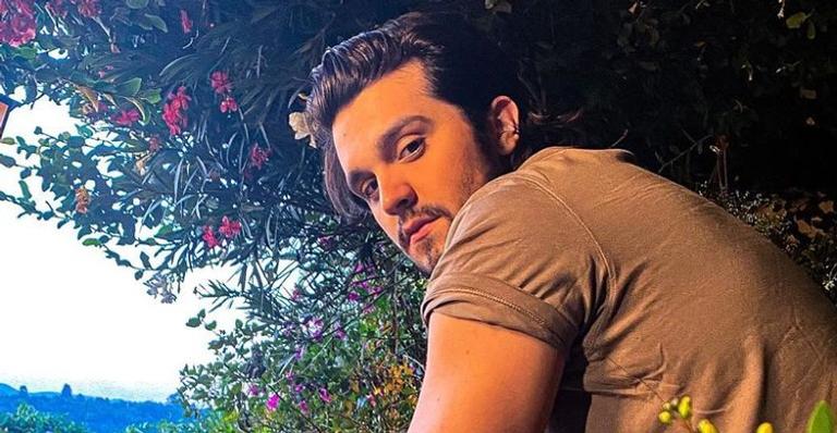 Se preparando para sua live, Luan Santana anima os fãs ao mostrar o cenário de seu show