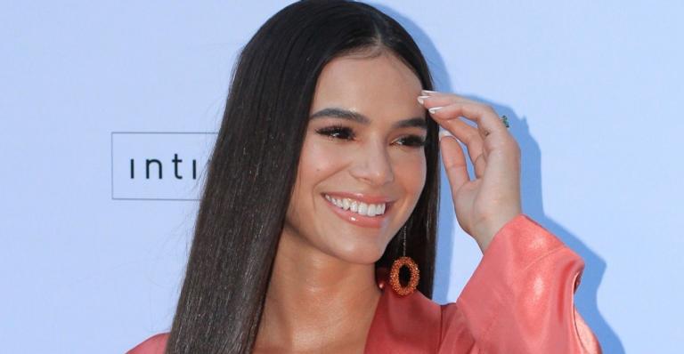Bruna Marquezine relembra encontros caseiros com amigos: ”Saudade de aglomerar”
