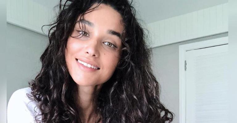 Débora Nascimento celebra retorno de Êta Mundo Bom às telinhas: ”História deliciosa de assistir”