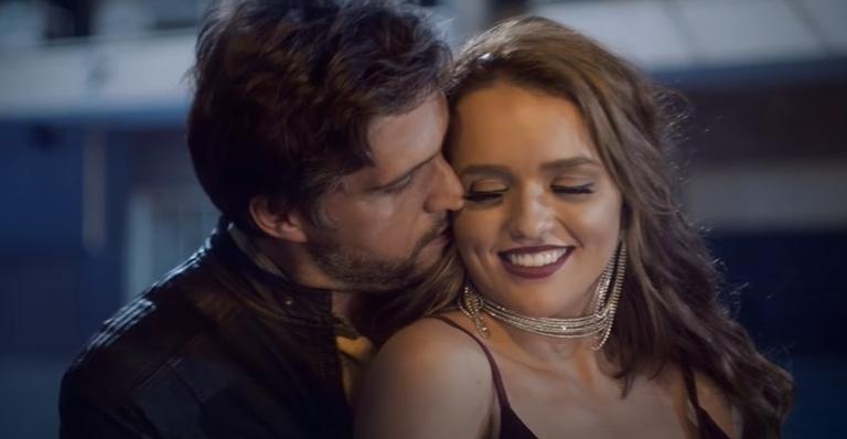 BBB 20: Após rumores, Leo Chaves se declara para Rafa Kalimann durante live: ”Moça diferente!”