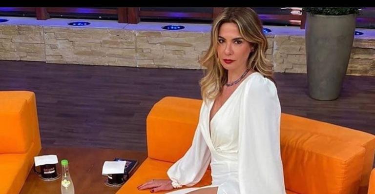 Luciana Gimenez arrasa ao surgir de biquíni na varanda de sua casa