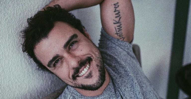 Sem camisa, Joaquim Lopes toma banho de sol e agradece: ”Êta solzinho bão!”
