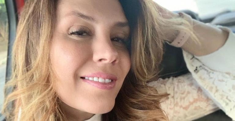 Simony é clicada de biquíni e curvas chamam a atenção na internet