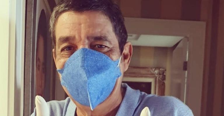 Zeca Pagodinho posa de máscara, manda recado e fãs pedem live show: ”Ajuda nossa quarentena”