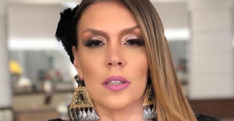 De biquíni, Simony surge esbanjando corpão e esquenta web: ”Um mulherão”