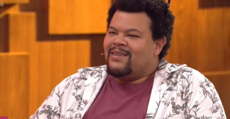 BBB 20: Babu é aclamado ao voltar para casa e ser recebido por moradores da Ilha da Gigóia