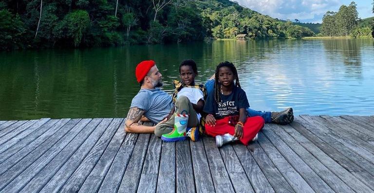 Com foto dos filhos, Bruno Gagliasso exalta importância da vitória de Thelma: ”Representatividade”
