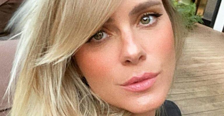 Com look de faxina, Carolina Dieckmann posa plena em sua cozinha luxuosa
