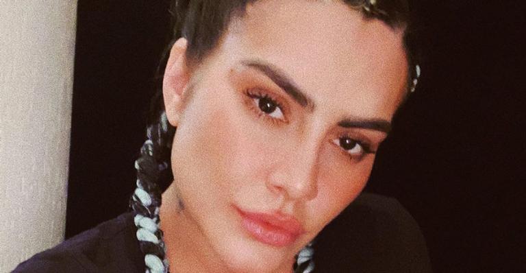 Cleo arranca elogios de fãs em clique embaixo de árvore: ”Deusa grega”