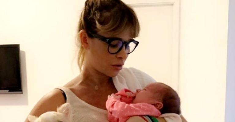 Com a filha no colo, Dany Bananinha reflete sobre a maternidade: ”Sempre descabelada”