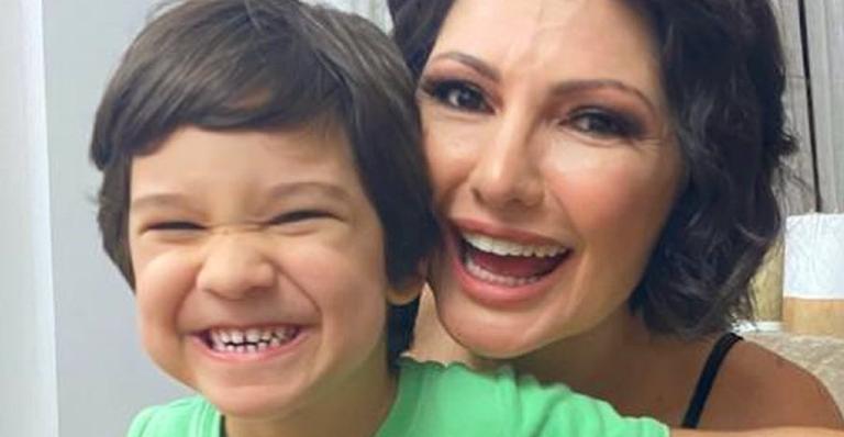 Ainda em quarentena, filho de Antonia Fontenelle aparece de máscara e a mãe se declara: ”Anjo”