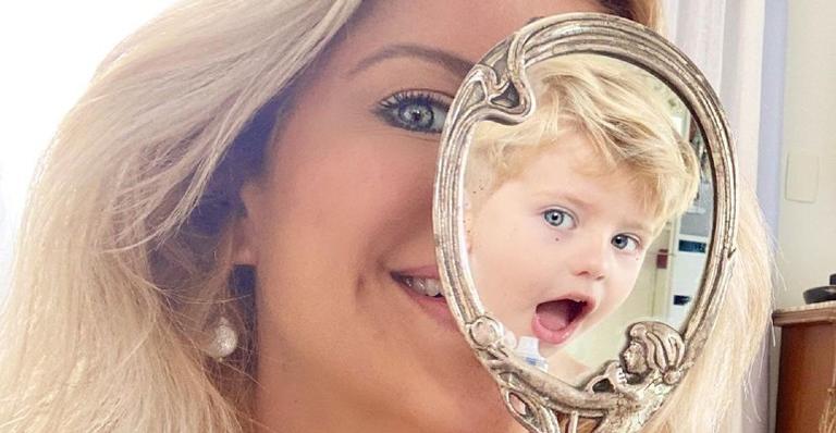 Karina Bacchi e Enrico brincam com espelho de mão e ela se declara: ”Ele reflete em mim”