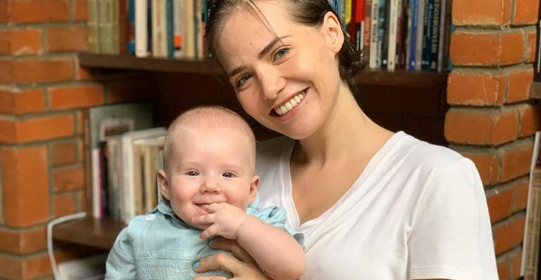 Leticia Colin encanta com vídeo do filho fazendo ‘massagem’ em seu rosto com os pés: ”Relaxante”