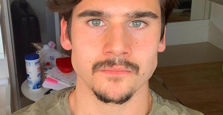 Nicolas Prattes aparece de sunga durante viagem paradisíaca e recebe elogios da web