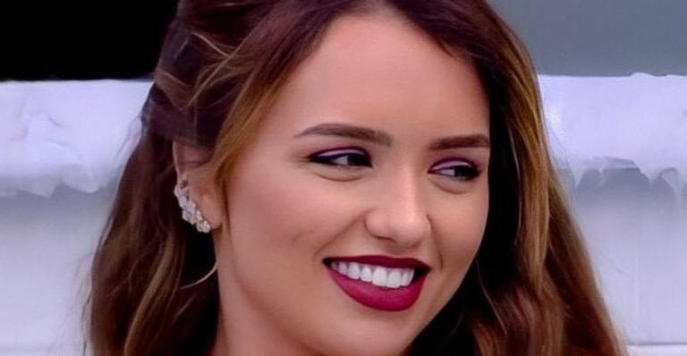 Rafa deixa BBB 20 com máscara mas é recebida por fãs aglomerados no Rio