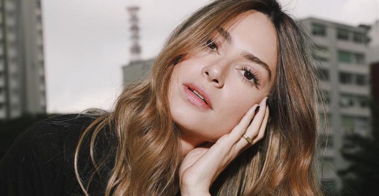 Thaila Ayala faz lenço de máscara para se proteger com estilo