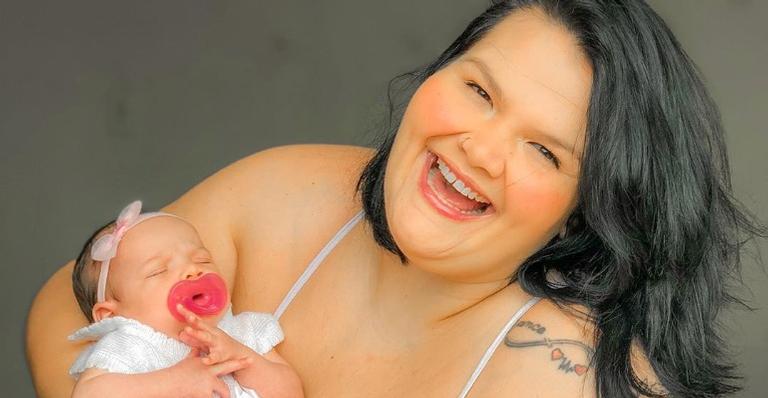 Thais Carla posa com a filha caçula e encanta a web: ”Lindas”
