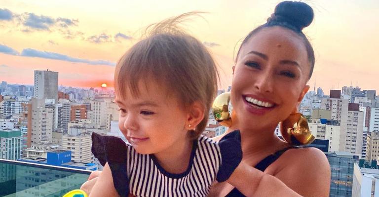 Sabrina Sato compartilha vídeo de Zoe Sato escovando os dentes sozinha e encanta