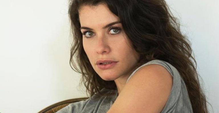 Em quarentena, Alinne Moraes faz meditação ao lado do filho de 5 anos